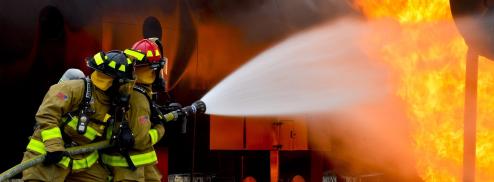 Feuerwehrmänner löschen Feuer