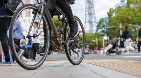 Fahrrad mit Fahrer auf einer Straße