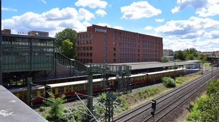 S Bahnhof Westend und der einzige Aufgang der zur Verfügung steht