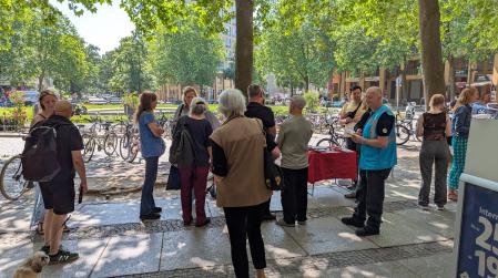 Fraktionsmitglieder und interessierter Anwohner:innen am Prager Platz