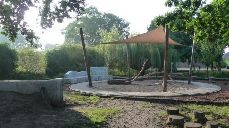 Ein mit Sonnensegel geschützter Spielplatz