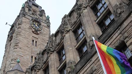 Die Regenbogenflagge vor dem Charlottenburger Rathaus