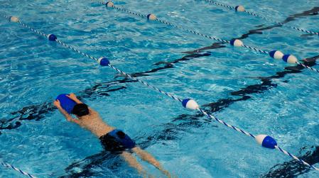 Kind im Schwimmbad