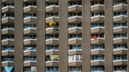 Großer Plattenbau mit unzähligen Balkonen