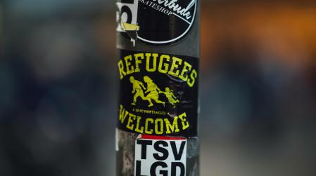 Refugees Welcome Sticker auf Laternenpfahl