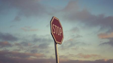 Stop Verkehrszeichen vor bedecktem Himmel