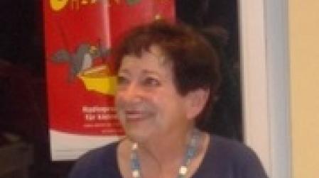 Inge Deutschkron mit einem Blumenstrauß in der Hand