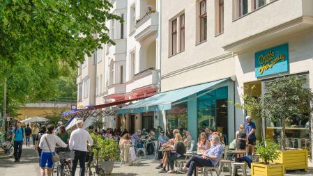 Au&szlig;engastronomie in einer Gewerbestra&szlig;e mit vielen Menschen auf den Pl&auml;tzen