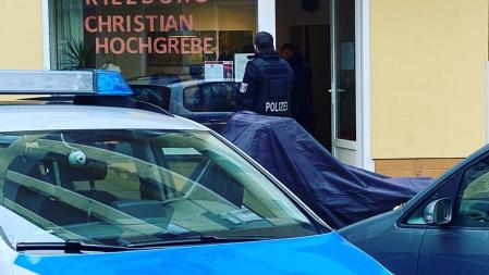 Polizei vor dem Kiezbüro Christian Hochgrebe