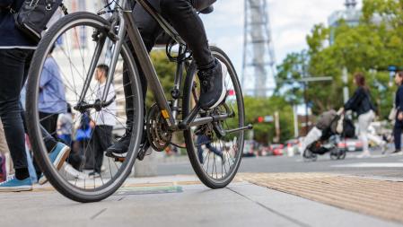 Fahrrad mit Fahrer auf einer Straße