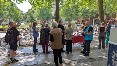 Fraktionsmitglieder und interessierter Anwohner:innen am Prager Platz