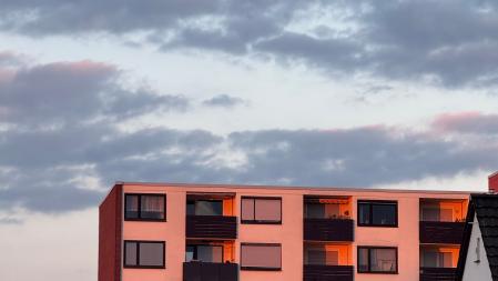 platte und haus und wolken