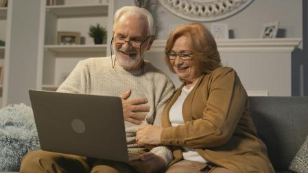 Oma und Opa vor Laptop